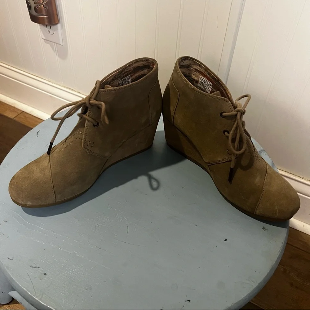Toms Tan Desert Suede Ankle Wedge Lace up Booties size 9